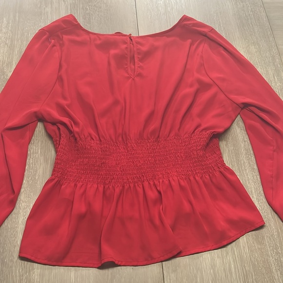 Red shirt w elastic waiste - Picture 3 of 5